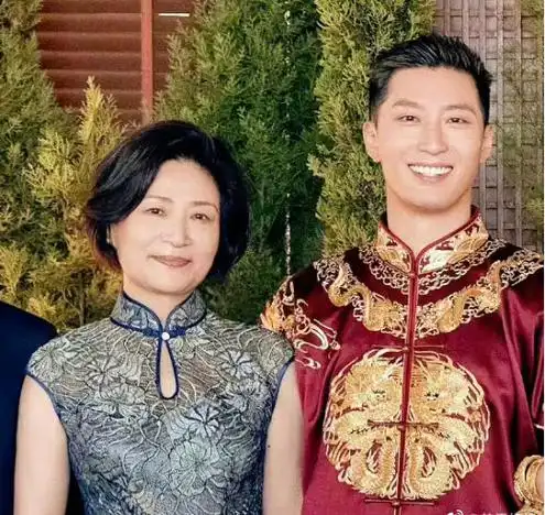 同时,窦骁父母,何超莲家人的全家福大合照也曝光,合照中窦骁的父亲身