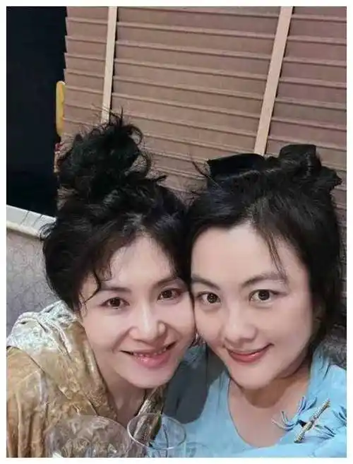 49岁李健首次与妻子孟小蓓高清正脸曝光,笑容灿烂,高调秀恩爱.