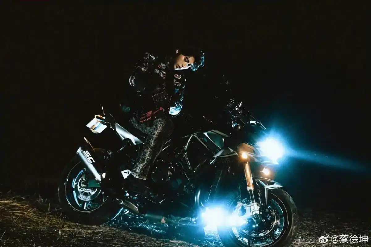 机车坤好帅999999期待2月6日杂志!#蔡徐坤 #蔡徐 - 抖音