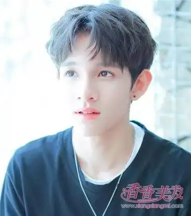 是帅气中分不是汉奸头2018男生中分发型打赢翻身仗