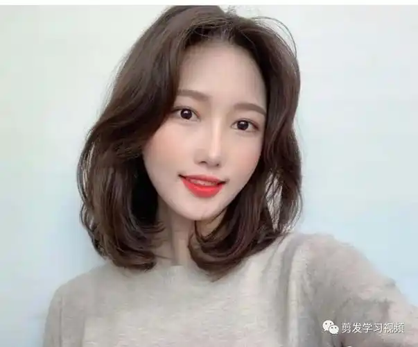 宝藏女孩的齐肩烫短发