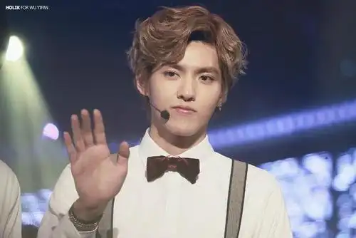 吴亦凡历史上的今天:金发卷毛小王子来撩动妮的心啦!