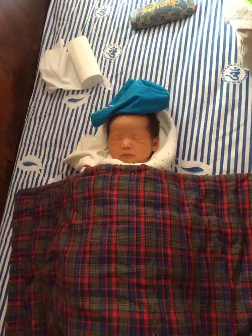都来晒晒宝宝刚出生时的照片吧