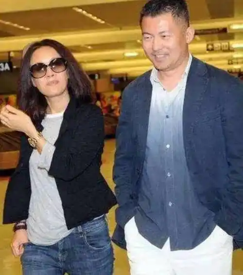 那英和老公一起变小女人,穿着简约低调,少了些霸气多了些温柔插图3