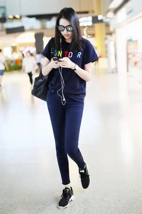 张梓琳现身机场,条纹t恤配破洞牛仔裤,身材比例真的很好!