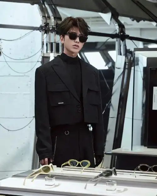 蔡徐坤巡店墨镜大片##蔡徐坤黑色西装墨镜大片