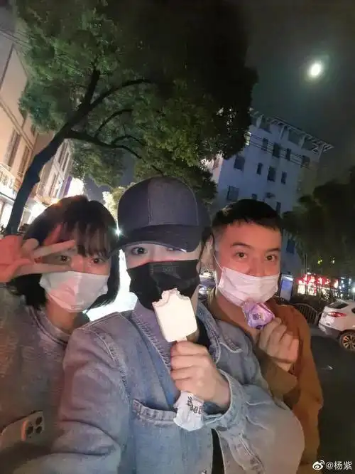 杨紫昨晚下班逛街,看着心情不错,大家觉得状态如何
