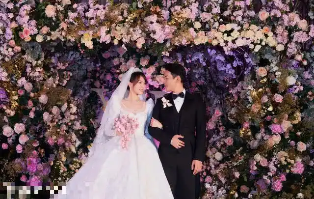 王源应援现场被打扮成梦想中婚礼模样身穿大衣差点以为他是新郎