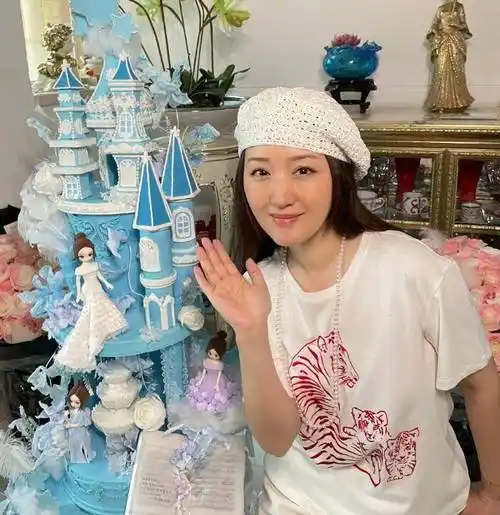杨钰莹晒巨型冰雪奇缘蛋糕庆51岁生日,笑容甜美仍像18岁_女神_照片
