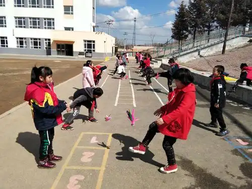 踢毽子(民间游戏的乐趣)