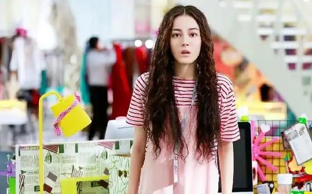 回顾:迪丽热巴再次获奖,优秀表现饱受争议,其内部是否蕴藏大瓜