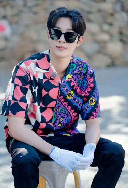 赖冠霖日常营业照,绿色格纹套装简约清爽,奶白短袜干净帅气