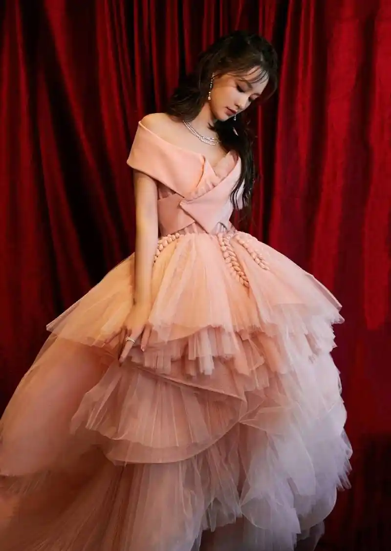 "在这组照片中,我们可以看出,李沁身穿一袭粉红色蓬蓬公主纱裙,纤细的