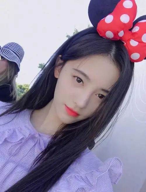 鞠婧祎的穿搭真美精致的小脸蛋很美