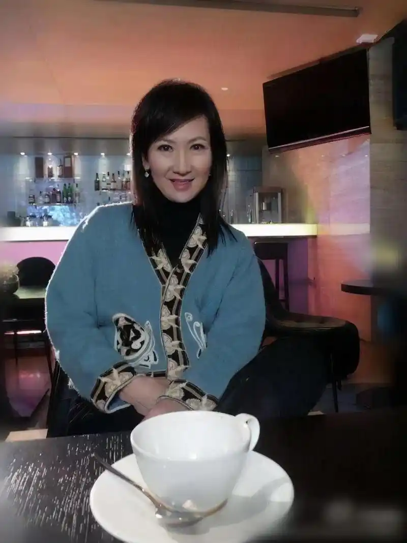 62岁的陈美琪,选择自然老去,气质越发优雅阔气!|陈美琪|气质|自然_新