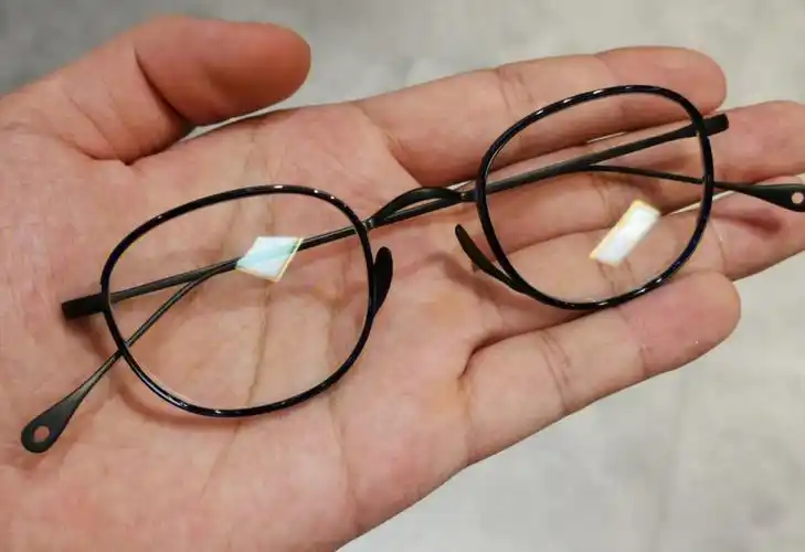 一副适合高度近视人群的近视镜框