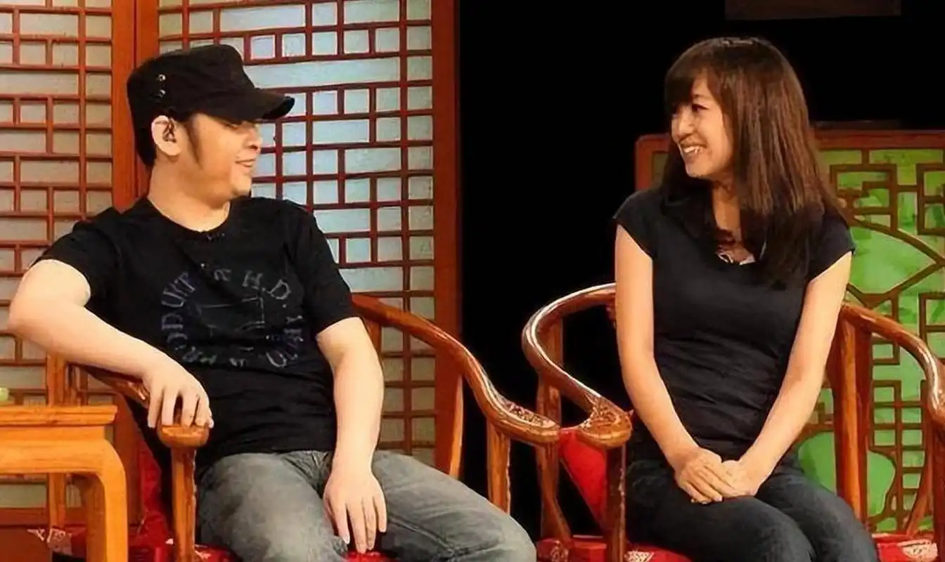 那年,刀郎的妻子杨娜生下女儿才40天,就丢下女儿离开了,刀郎嚎啕大哭