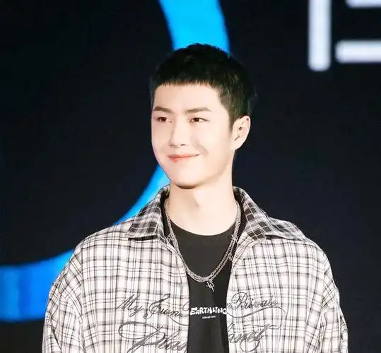 王一博的寸头造型,真的不错呦_高清图集_新浪网