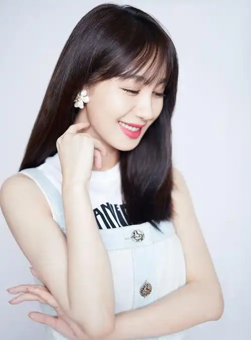 李菲儿是著名的演员和歌手,最近她在微博中更新了很多的近照,照片中