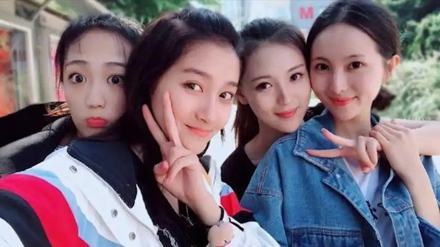 都说关晓彤是北电校花,看到班级的合照,网友:羡慕还是悲哀?