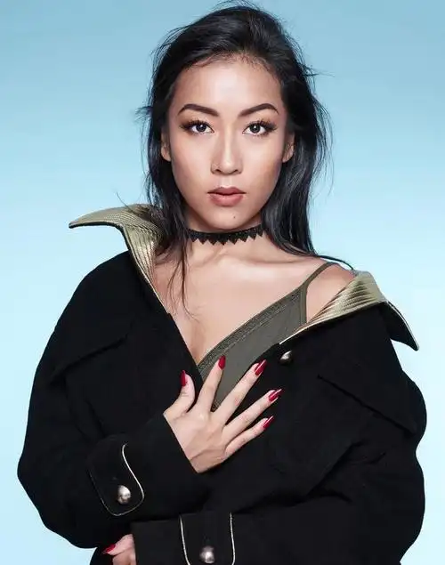 吉克隽逸李荣浩谁出道早(34岁吉克隽逸被骂卖惨)