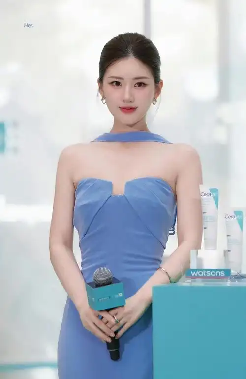 赵露思出席品牌活动,一袭冰蓝礼服,贴头皮盘发,美出新高度|发型|造型