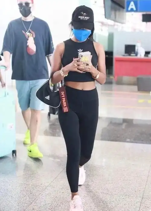 吉克隽逸身材太性感!穿紧身背心配紧身裤走机场,肤色极具辨识度