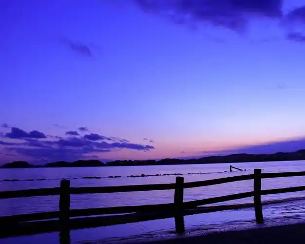 日本,海,栅栏,傍晚,夕阳,蓝色,淡紫色的天空 桌布 - 1280x1024