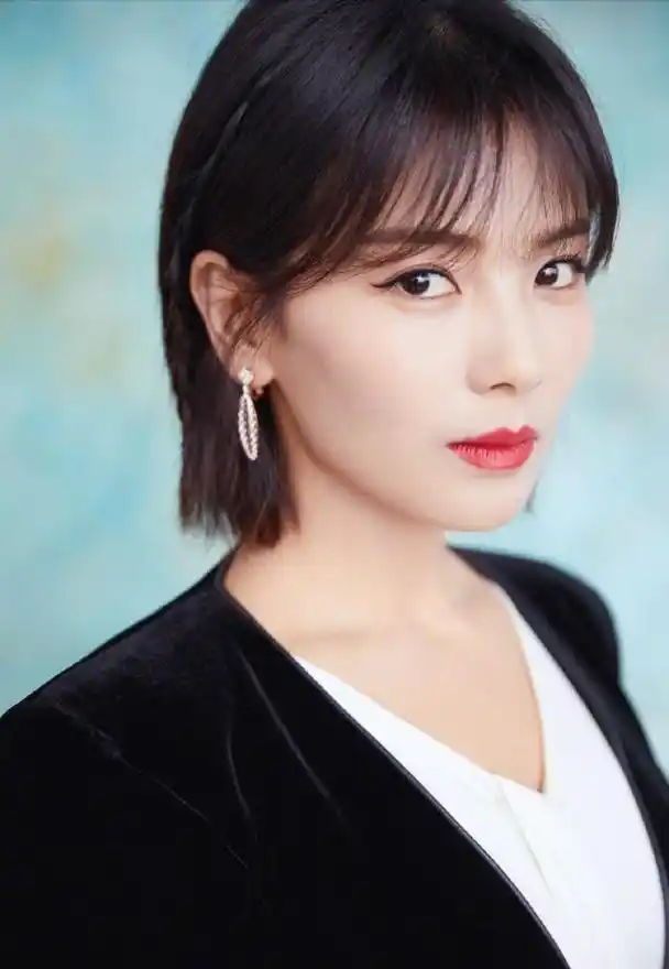 四五十岁的女人别留长卷发了,推荐这5款短发,气质又减龄