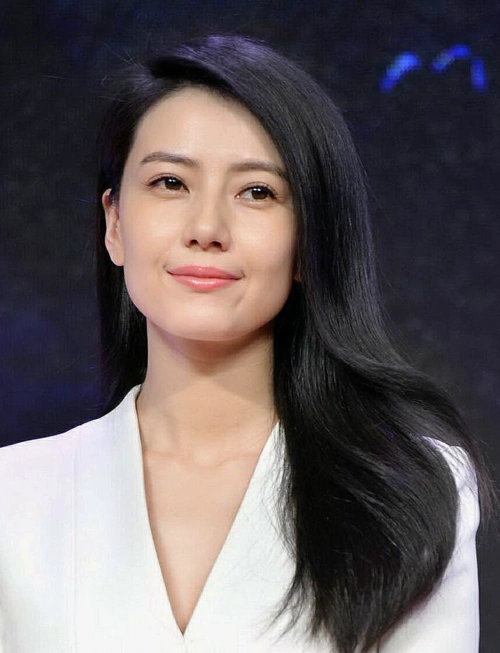 高圆圆(图片来自东方ic)高圆圆(图片来自东方ic)一二张好看还是三四张