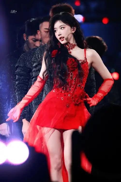 没有人能不爱舞台上的孔雪儿,谁懂啊连头发丝都在跳舞!