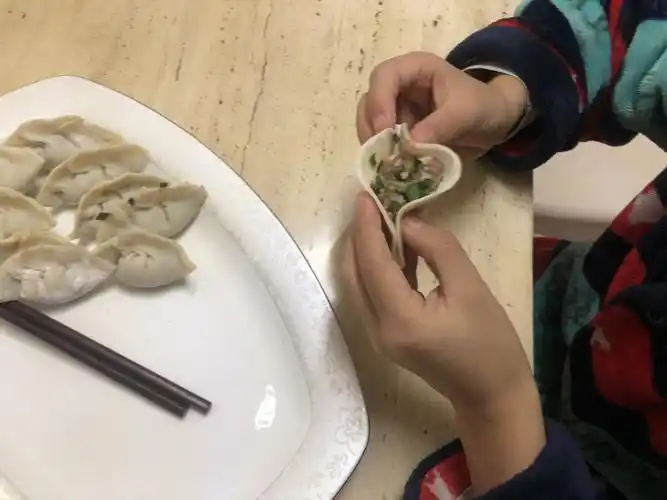 包饺子的过程中,妈妈教我了许多的方法.