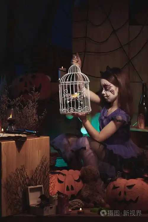 女孩看着笼中之鸟