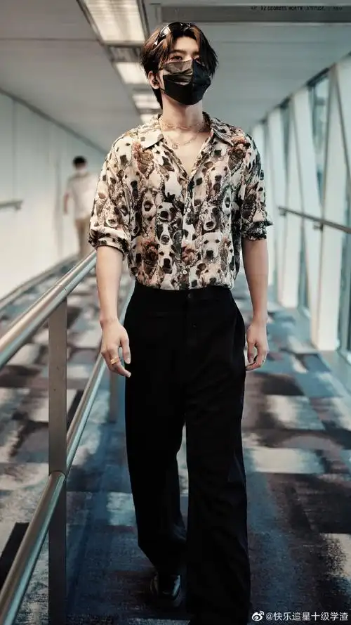 花衬衫的蔡徐坤又帅晕咯#蔡徐坤 泰国人气