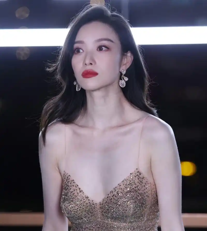 倪妮全身散发着高级感