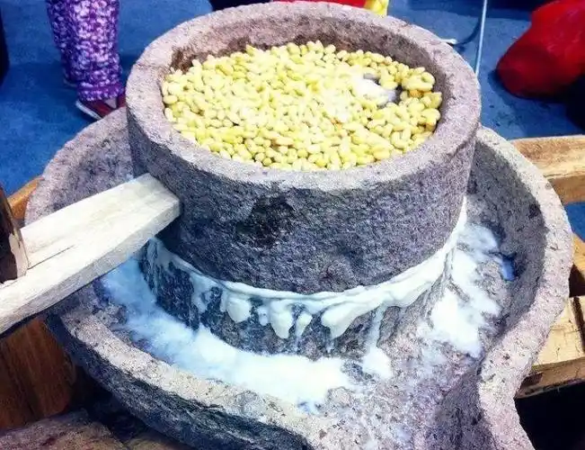 美食 磨豆浆的黄豆泡多久现在很多人在吃早餐的时候都会点上一杯豆浆