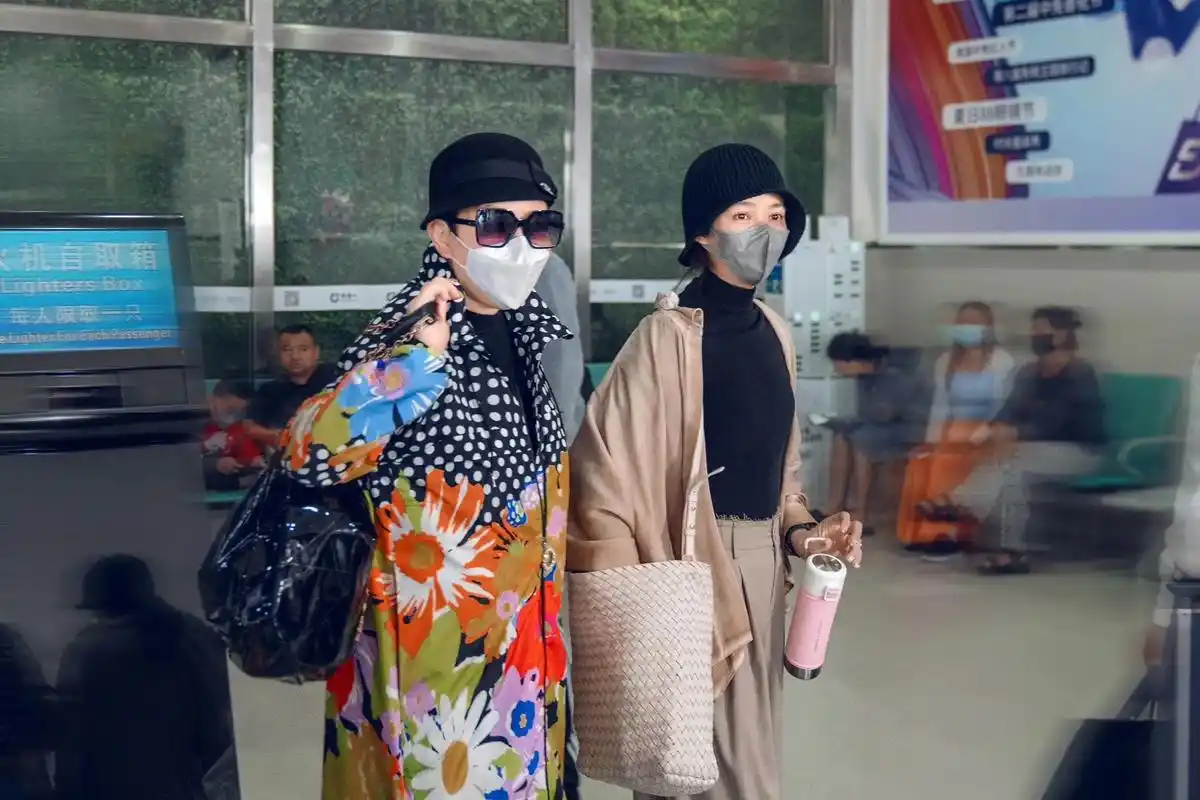 从机场到现场,和碧婷总有说不完的话#向太#向太陈岚#婆媳关系 - 抖音