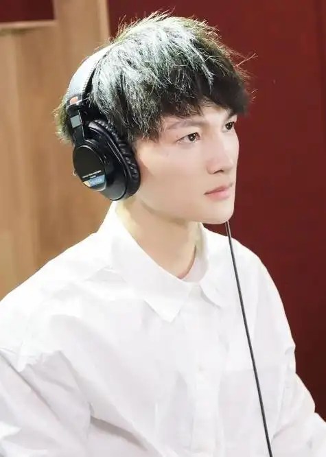 知名音乐人炮轰周深一直在装综艺范儿装稚嫩高音不好听