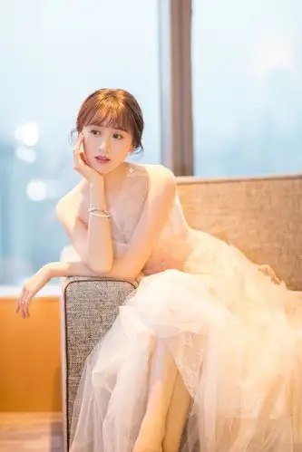 袁冰妍礼服照曝光 白纱长裙温婉可人