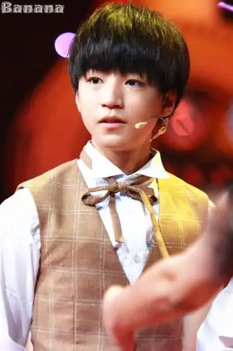 tfboys王俊凯 2014.8.28 年代秀.cr.logo