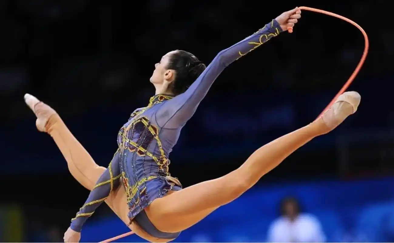 秀不了智慧和资产的,只能秀点身体了.