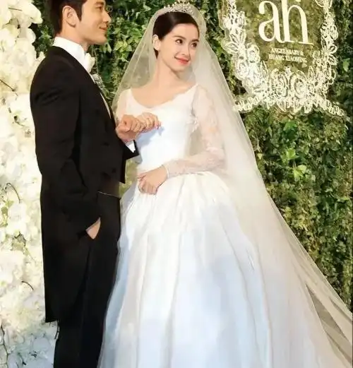 杨颖戴粉丝赠送的发夹早前还戴过送的发绳黄晓明也曾夸其情商