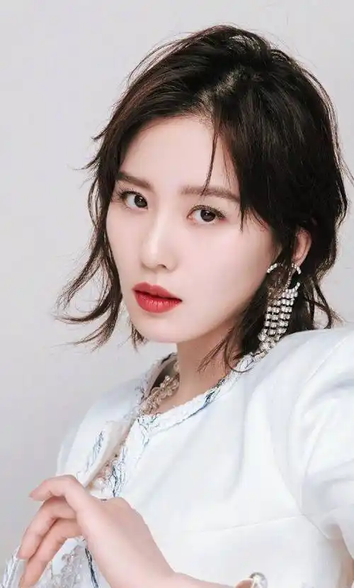 成为辣妈后的刘诗诗时尚感更强了!甜美霸气任意切换,太迷人了!_珠宝_