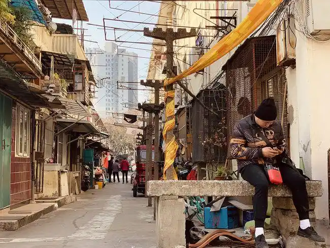 上海一旧改基地的隐秘角落14户一个厕所7户一个厨房他们蜗居48年