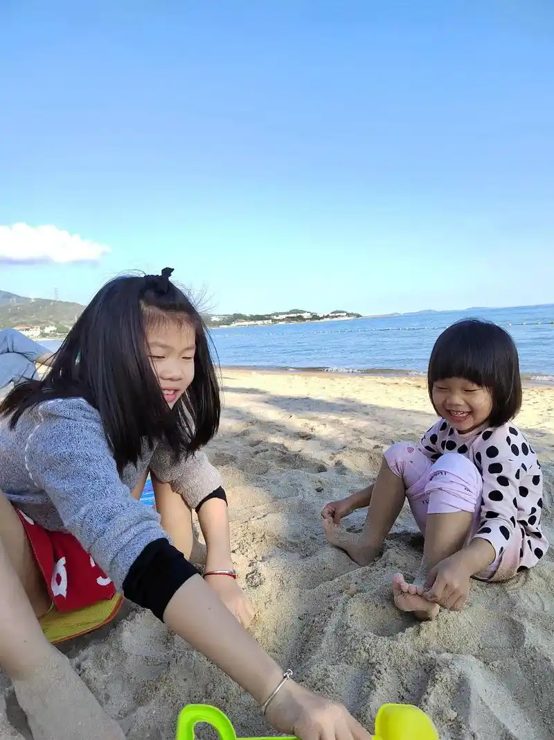 阳光沙滩海浪还有两个可爱的小姑娘每一张照片都是是满满的回忆和足迹