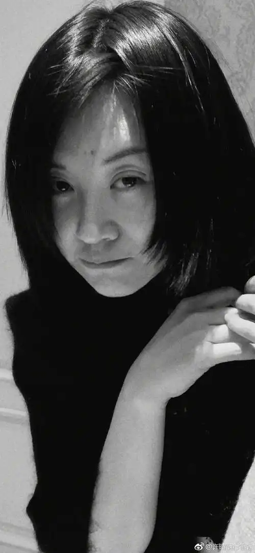 许晴晒素颜自拍眼神迷离 漂亮清纯少女感十足