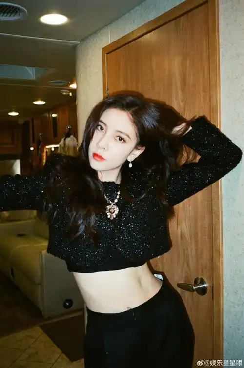 宋妍霏的马甲线怎么只有一条##宋妍霏玩偶服下的身材