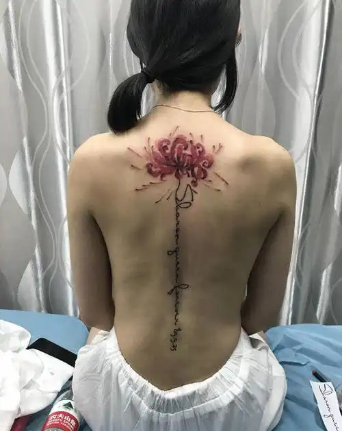 彼岸花纹身图片_背部水彩纹身图案