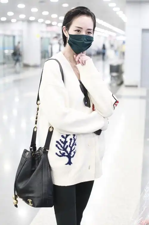 张钧甯街拍:edition公鸡毛衣铅笔裤 chanel水桶包干练洒脱