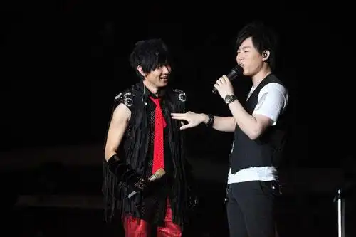 林俊杰巡演首站遭胡彦斌袭胸 擦汗毛巾引哄抢